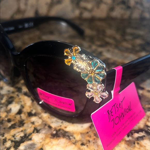 NWT Betsey Johnson Round Sunglasses main image 4